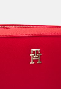 Tommy Hilfiger ESSENTIAL CAMERA BAG  - Borsa a tracolla - fierce red