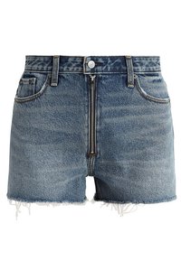Shorts de mezclilla en azul claro con cremallera, diseño de cinco bolsillos y dobladillo deshilachado. Presenta costuras en contraste y una cinturilla estándar.