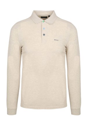 Beige polo met lange mouwen, gemaakt van zacht materiaal, met drie knopen in blauw en groen, en een klein logo geborduurd op de borst.