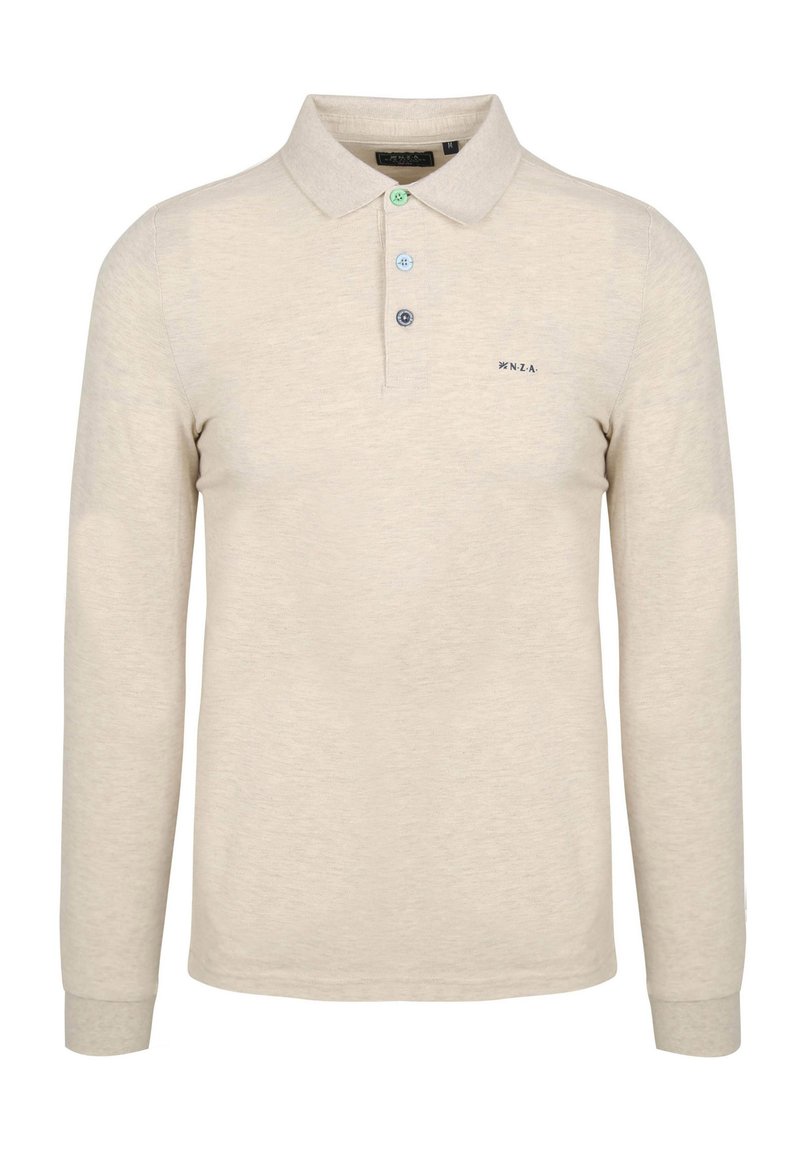 Beige polo met lange mouwen, gemaakt van zacht materiaal, met drie knopen in blauw en groen, en een klein logo geborduurd op de borst.