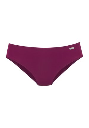 Lila Bikinihose für Damen mit niedrigem Bund und einem kleinen silbernen Markenetikett oben rechts.