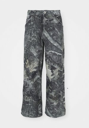 Jeans de pierna ancha con estampado de camuflaje en tonos gris oscuro y verde, con cierre de botón y bolsillos laterales. Fabricados en denim texturizado.