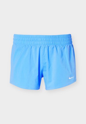 Lichtblauwe Nike sportshorts met elastische tailleband en wit Nike Swoosh-logo op het onderste deel van het rechterbeen.