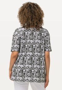 Ulla Popken CORAL REEF SHORT SLEEVE V-NECK  - Triko s potiskem - black
