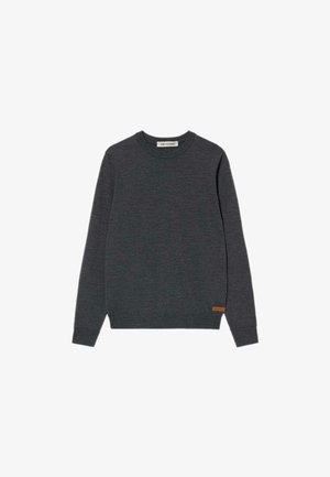 Maglione grigio scuro con collo rotondo e maniche lunghe. Presenta un tessuto testurizzato e un piccolo logo marrone accentato sul lato inferiore.