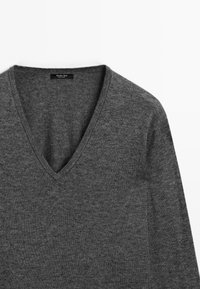 Grijze V-hals trui met een gladde textuur. Het label "Massimo Dutti" is zichtbaar nabij het halsgebied. Achtergrond is eenvoudig wit.