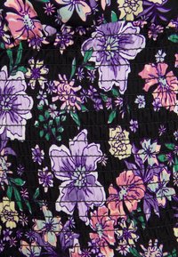 Tessuto floreale con sfondo nero decorato con fiori viola, rosa e gialli. Design texturizzato e arricciato con linee di cucitura visibili.