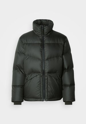 Tmavozelená prešívaná bunda s vysokým golierom, zapínaním na zips a dvoma šikmými vreckami na prednej strane. Tkanina má hladkú, lesklú textúru.