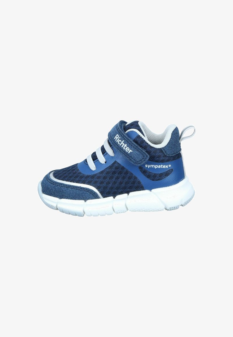 Blauer Sportschuh aus Mesh-Material mit weißen Akzenten, Klettverschluss und Schnürdetail; verfügt über eine gepolsterte Sohle und ein Logo an der Seite.