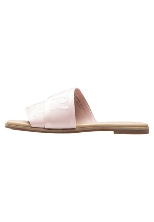 Litteä beige liukusandaali, jossa on leveä vaaleanpunainen kangashihna ja päälle painetut kirjaimet.