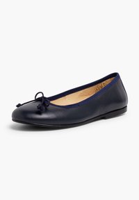 Ballerine in pelle navy con punta arrotondata, caratterizzata da un dettaglio a fiocco frontale e una morbida fodera interna. Texture liscia e suola a profilo basso.