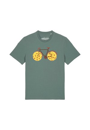 Groen T-shirt met een afbeelding van een fiets met twee pepperoni pizza wielen aan de voorkant in het midden.