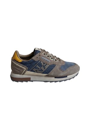 Lässiger Sneaker mit blauem Mesh, grauen Wildleder-Applikationen, gelbem Fersenakzent und Napapijri-Logo an der Seite, Seitenansicht.