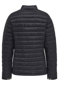 Giacca a vento nera con sezioni a righe horizontali, colletto piatto e bottoni metallici alle maniche per la chiusura.