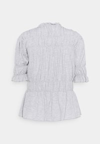Grå peplum-top lavet af blød, tekstureret stof. Har en samlet halsudskæring, korte pufærmer og en elastisk talje med flæsekant.