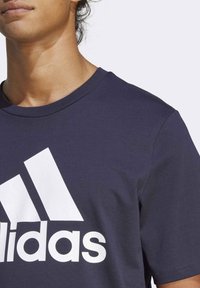 adidas Sportswear Apdrukāts T-krekls - legend ink   white