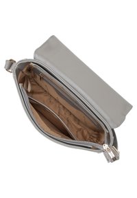 Borsa a tracolla in pelle grigia con una texture liscia, dotata di chiusura con zip e diversi scomparti interni. Foderata in beige con dettagli del logo.