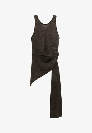 Bezrękawnikowa, asymetryczna sukienka dzianinowa w ciemnobrązowym kolorze, z marszczeniem w talii i długim przedłużeniem z materiału zwisającym z jednej strony.