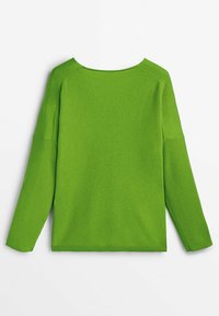 Pull vert vif à manches longues avec un large décolleté et une coupe décontractée, présenté à plat sur un fond blanc.