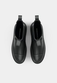 Stivali alla caviglia in pelle nera con una texture liscia, pannelli laterali elastici e una suola imbottita. Presentano una linguetta sul retro per una facile vestibilità.