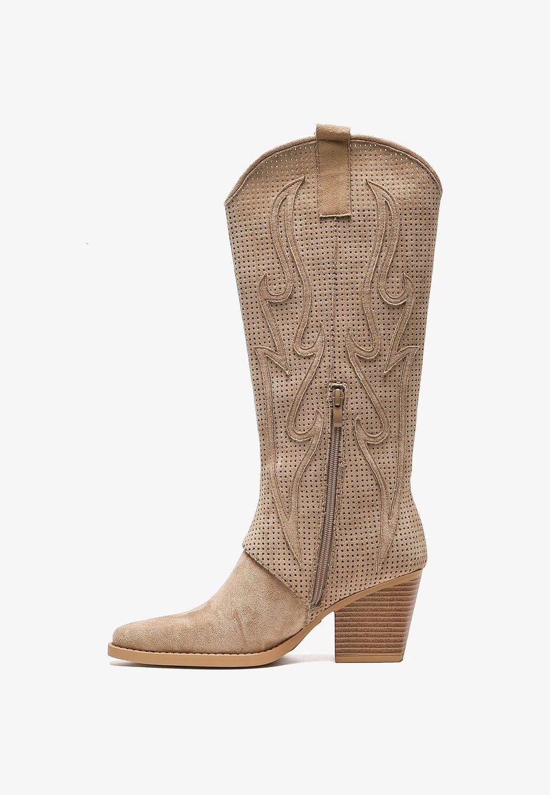 Botas de cowboy de ante marrón con diseño perforado, punta afilada, cremallera lateral y tacón apilado. Presenta acentos de costura y patrones decorativos.