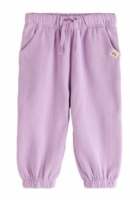 Lila színű kisgyermek melegítőnadrág, gumi derékkal, zsinórral, oldalsó zsebekkel, gumis mandzsettával és kis folt részlettel a jobb zsebén.