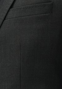 Dunkelgrauer Anzugstoff mit glatter Textur, ausgestattet mit einer Brusttasche und einer dezenten, entlang der Kanten verlaufenden Naht.