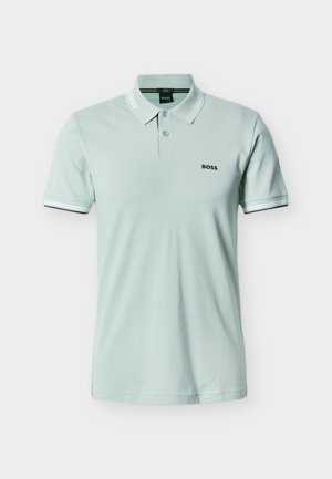 Mintgrünes kurzärmliges Poloshirt mit Zwei-Knopfleiste, weiß gestreiftem Kragen und Ärmeln sowie schwarzem "BOSS"-Logo auf der linken Brust.