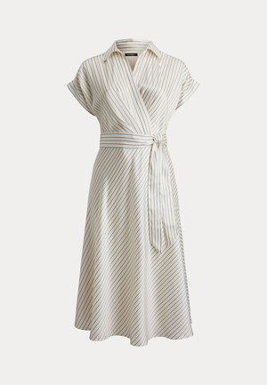 Kermanvalkoinen kietaisumekko, jossa on lyhyet hihat, sinisiä pystysuoria raitoja, kaulus ja vyötäröllä solmittava nauha, helma levenee alaspäin.