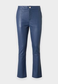 Marinblå läderbyxor med slim fit, utsvängda benslut, dragkedja fram och en mjuk textur. Synlig sömnad längs sömmarna.