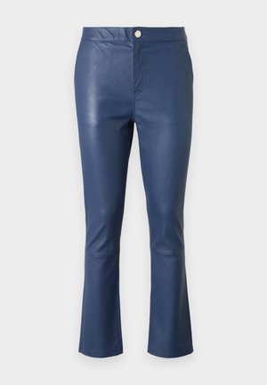 Pantalons en cuir bleu marine avec une coupe slim, des ourlets évasés, une fermeture à bouton à l'avant et une texture lisse. Coutures visibles le long des seams.