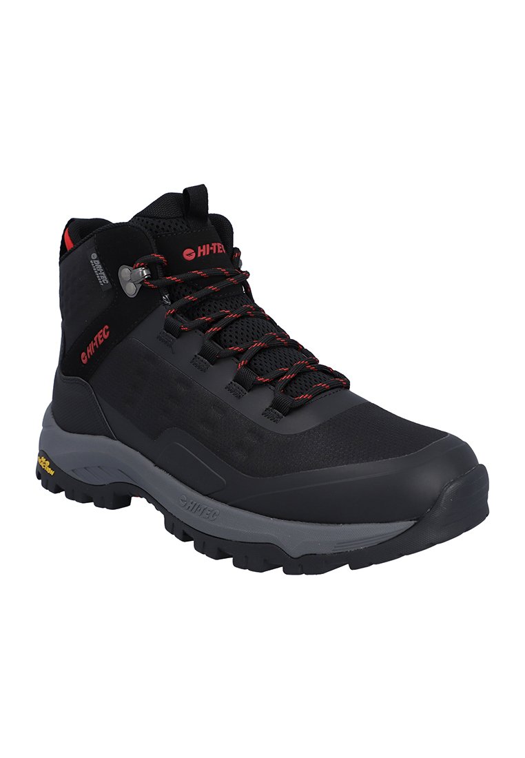 Bota de senderismo negra con acentos rojos, hecha de materiales sintéticos. Cuenta con una suela resistente, puntera reforzada y soporte alto para el tobillo.