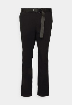 Schwarze Hose mit geradem Bein Design, aus glattem Stoff gefertigt. Verfügt über einen dünnen, schwarzen Gürtel mit einer runden Schnalle und einer Stoffschlaufe.