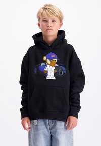 Zwarte hoodie met een voorzijde grafiek van een cartoonbeer die een blauwe pet en outfit draagt. Het heeft een kangoeroezak en een relaxte pasvorm.
