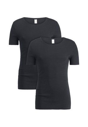 Zwei schlichte schwarze T-Shirts mit kurzen Ärmeln und Rundhalsausschnitt, eines leicht hinter dem anderen auf weißem Hintergrund platziert.