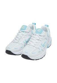 Baskets de sport blanches avec des accents bleus, tige en mesh, fermeture à lacets, détails texturés et une semelle extérieure en caoutchouc noir.