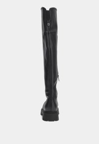 Stivali neri in pelle sopra il ginocchio con un design elegante, zip laterale e suola spessa in gomma nera. Caratterizzati da una punta tonda e un hardware minimale.