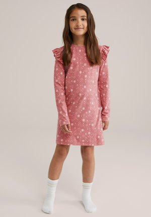 Vestido rosa de manga larga con un estampado floral y hombros con volantes, combinado con calcetines blancos. Tela suave con un corte holgado.