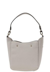 Borsa a tracolla in pelle grigia con una superficie texturizzata e una linea superiore curva e liscia, dotata di due piccoli chiodini in tonalità oro. Presenta una sola tracolla.
