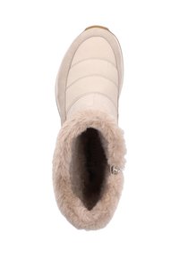 Bota de invierno beige con diseño acolchado, forro de piel de oveja alrededor de la abertura y punta redondeada, vista desde arriba sobre fondo blanco.