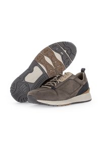 Sneaker in suede marrone con accenti neri e beige. Suola in gomma texturizzata con motivi multicolore. Design con lacci e colletto imbottito.