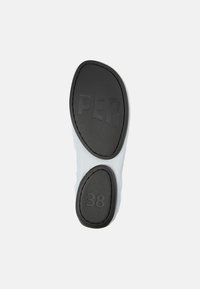 Suela de zapato con superficie de goma negra, con las palabras "PER" y el tamaño "38" grabados. El borde es blanco, de diseño redondeado y con un patrón de agarre texturizado.