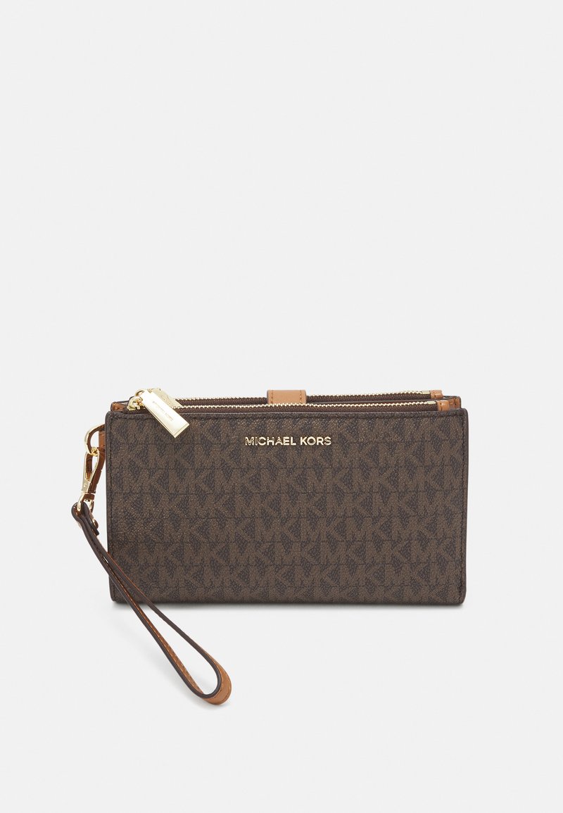 Portafoglio marrone con motivo, realizzato in materiale sintetico testurizzato. Presenta un logo dorato, chiusura con zip e una tracolla marrone. Design compatto rettangolare.