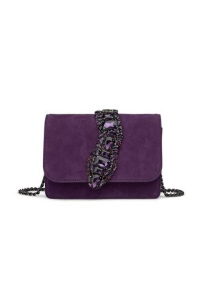 Bolso de mano de ante púrpura con una correa de cadena negra y un broche decorativo con piedras preciosas púrpuras y oscuras en la solapa.