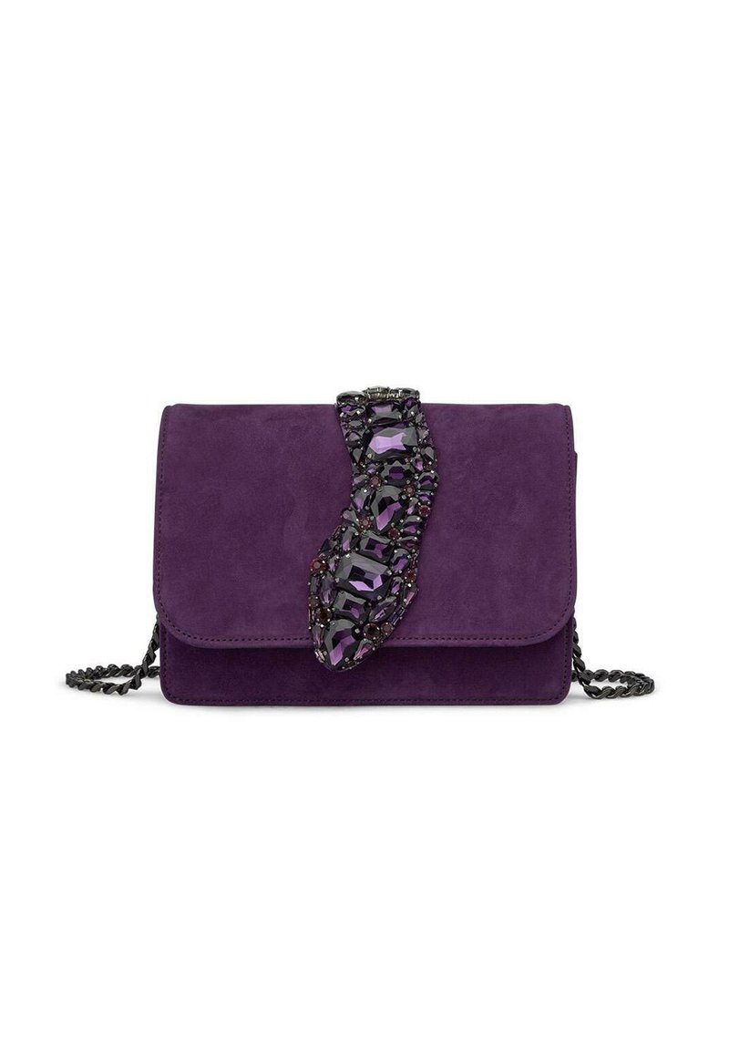Fioletowa zamszowa torebka kopertowa z czarnym łańcuszkiem i dekoracyjną broszką z fioletowymi oraz ciemnymi kamieniami szlachetnymi na klapie.