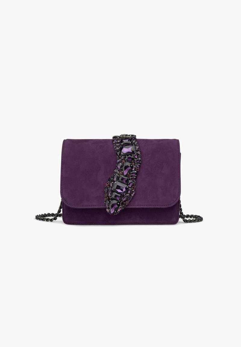 Fioletowa zamszowa torebka kopertowa z czarnym łańcuszkiem i dekoracyjną broszką z fioletowymi oraz ciemnymi kamieniami szlachetnymi na klapie.