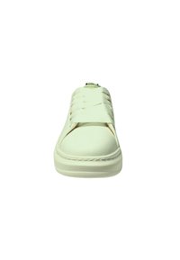 Sneaker blanche avec une finition en cuir lisse, un design de laçage en bande élastique, une pointe arrondie et des détails cousus le long de la semelle intermédiaire.