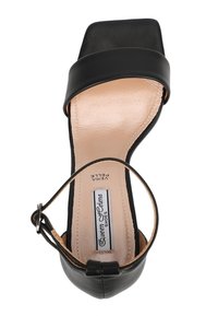 Sandalo con tacco alto in pelle nera, dotato di una fascia ampia, cinturino alla caviglia e una soletta beige liscia con etichetta del marchio. Design con punta quadrata.