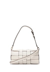 Borsa a mano in pelle bianca intrecciata con forma rettangolare, dettagli in contrasto neri, una lunga tracolla regolabile e un design strutturato.