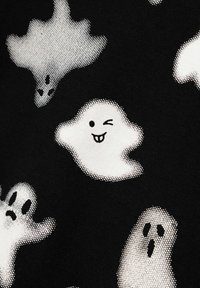 Tessuto nero con fantasie di fantasmi bianchi a pois, che presentano espressioni e forme diverse con volti sorridenti e tristi.